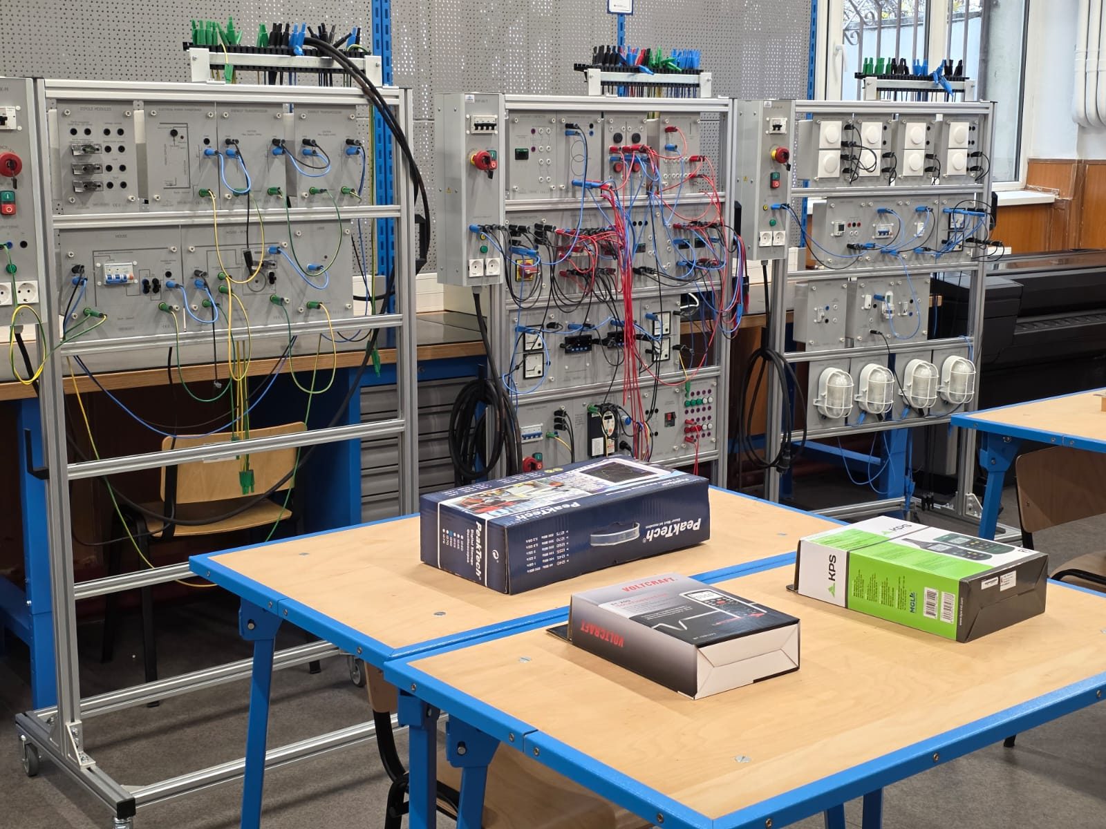 Standuri didactice pentru instalații electrice și automatizări, cu aparate de măsură și echipamente noi pe masa de lucru